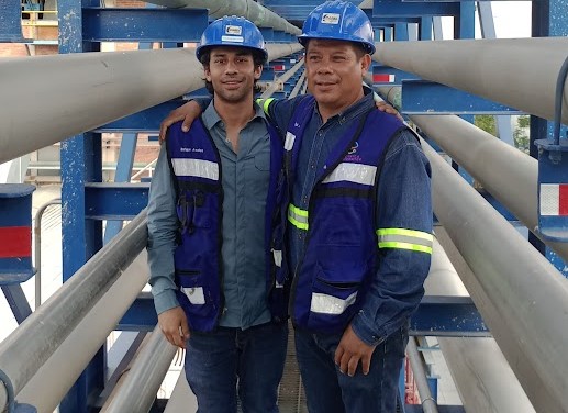 Técnico realizando mantenimiento eléctrico